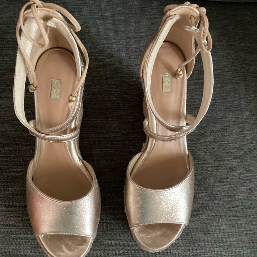 UGG platforms gold size 9.5. M